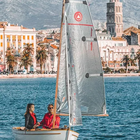 Lägenhet Deluxe Dino In The Old Town Of