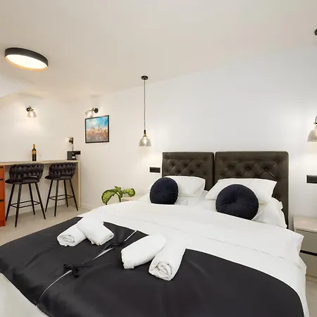 Deluxe Dino In The Old Town Of Lägenhet