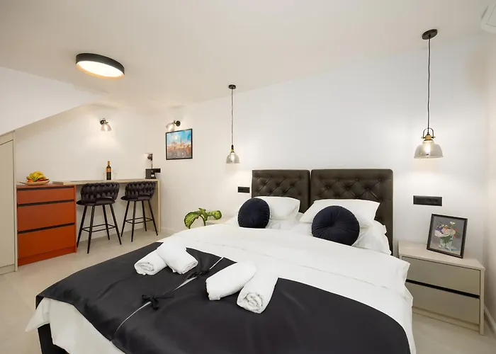 Deluxe Dino In The Old Town Of Apartamento