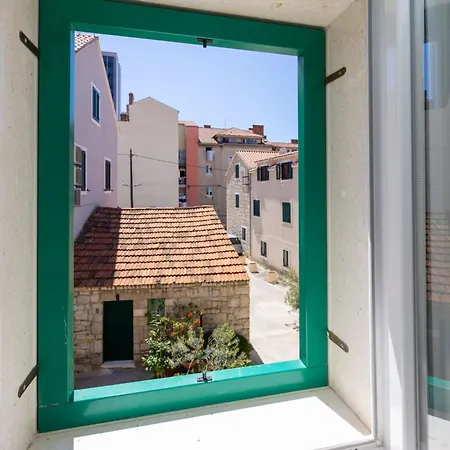 Deluxe Dino In The Old Town Of Split