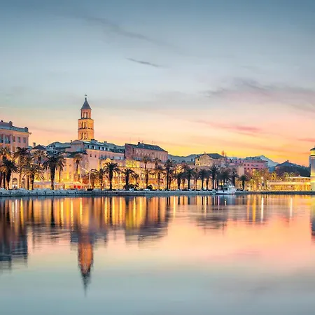 Deluxe Dino In The Old Town Of Сплит