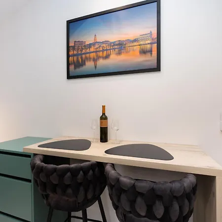 Deluxe Dino In The Old Town Of * Сплит