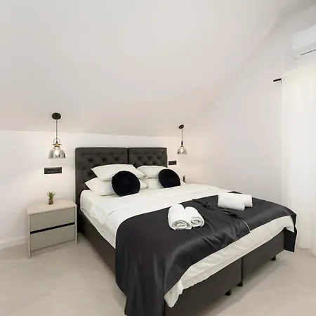 Deluxe Dino In The Old Town Of Апартаменты *