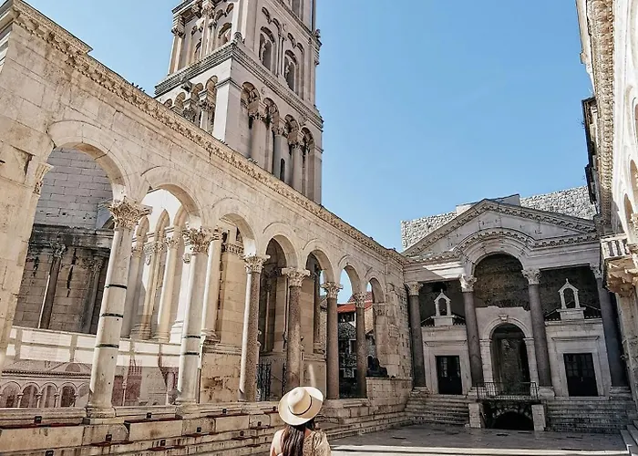 Deluxe Dino In The Old Town Of Split