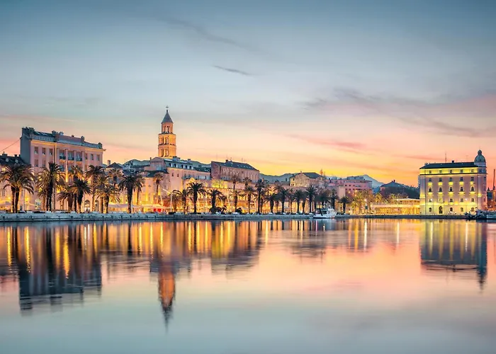 Deluxe Dino In The Old Town Of Split