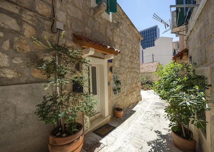 Deluxe Dino In The Old Town Of Apartment Split