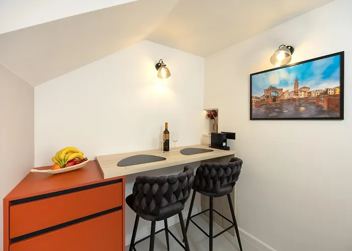 Deluxe Dino In The Old Town Of Apartment *