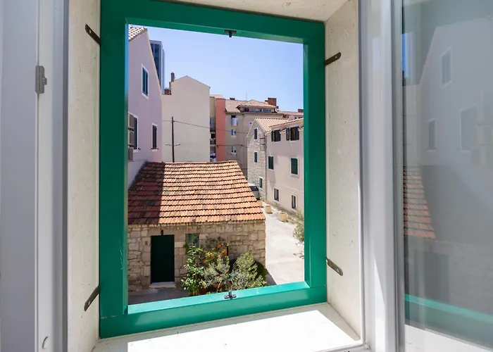 Deluxe Dino In The Old Town Of Split