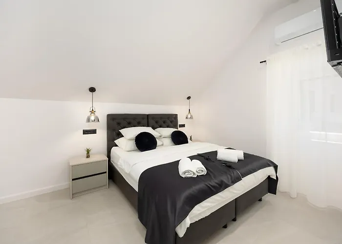 Deluxe Dino In The Old Town Of Apartment *