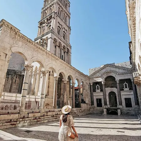 Deluxe Dino In The Old Town Of Split